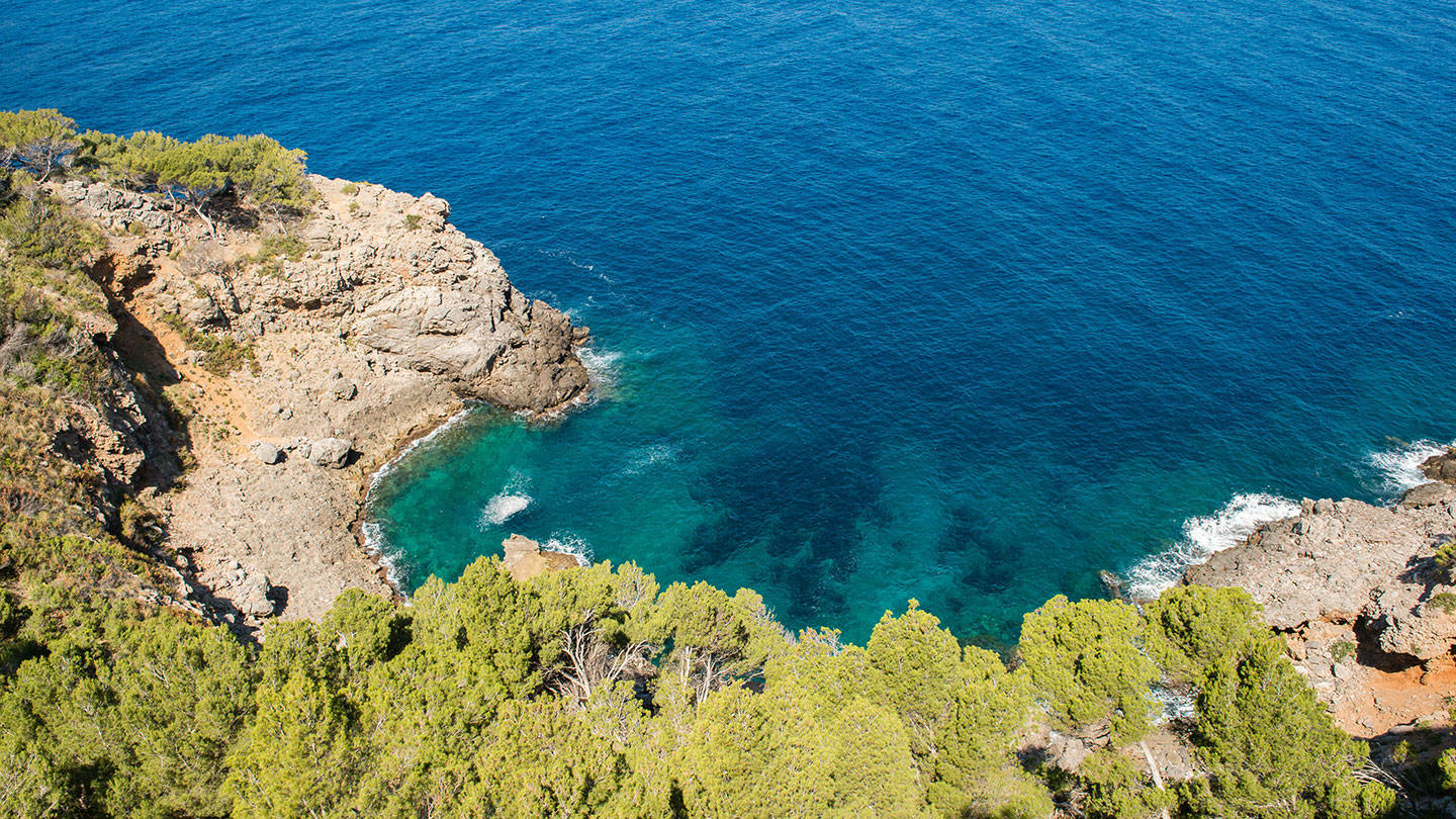 Утес и голубое море — снимок с высоты