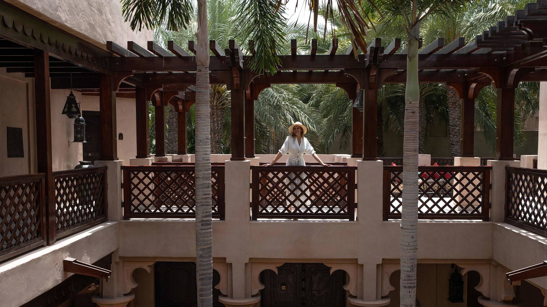 Frau auf Balkon im Hotel Jumeirah Dar Al Masyaf