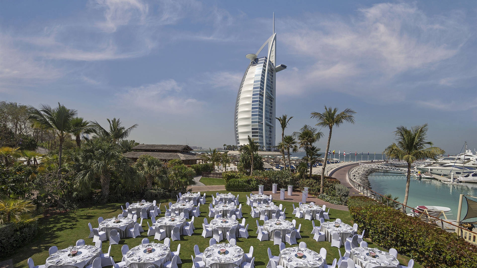 Рассадка для ужина в саду Sunset Garden в отеле Jumeirah Beach Hotel 