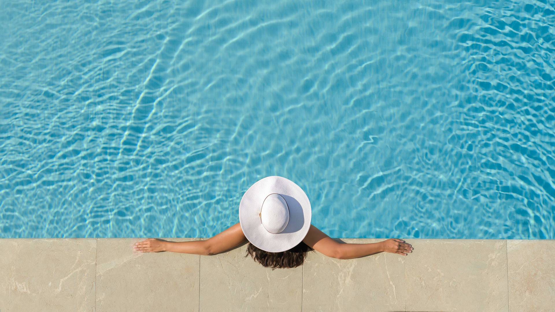 卓美亚索耶尔港，泳池中戴着帽子的女士_16-9