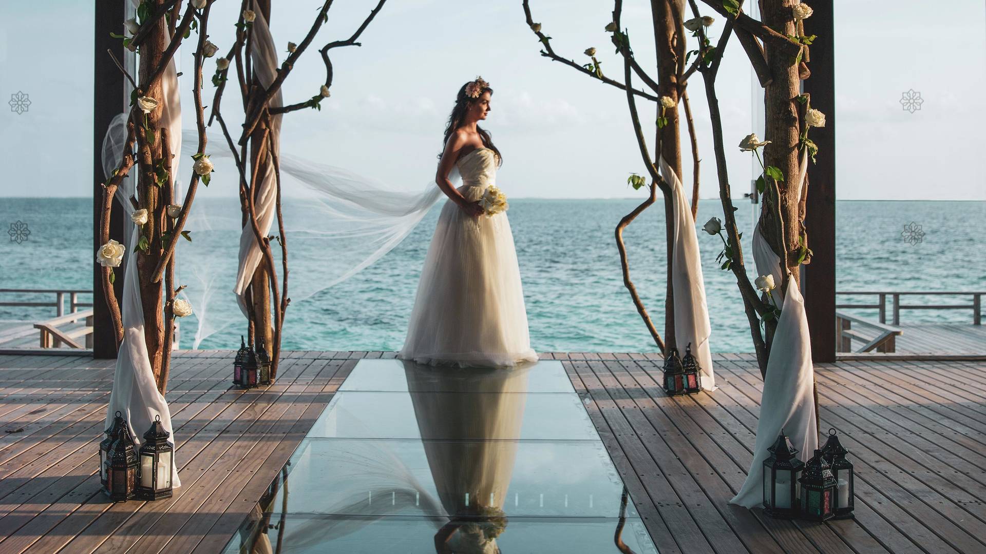 Невеста во время свадьбы в отеле Jumeirah Vittaveli