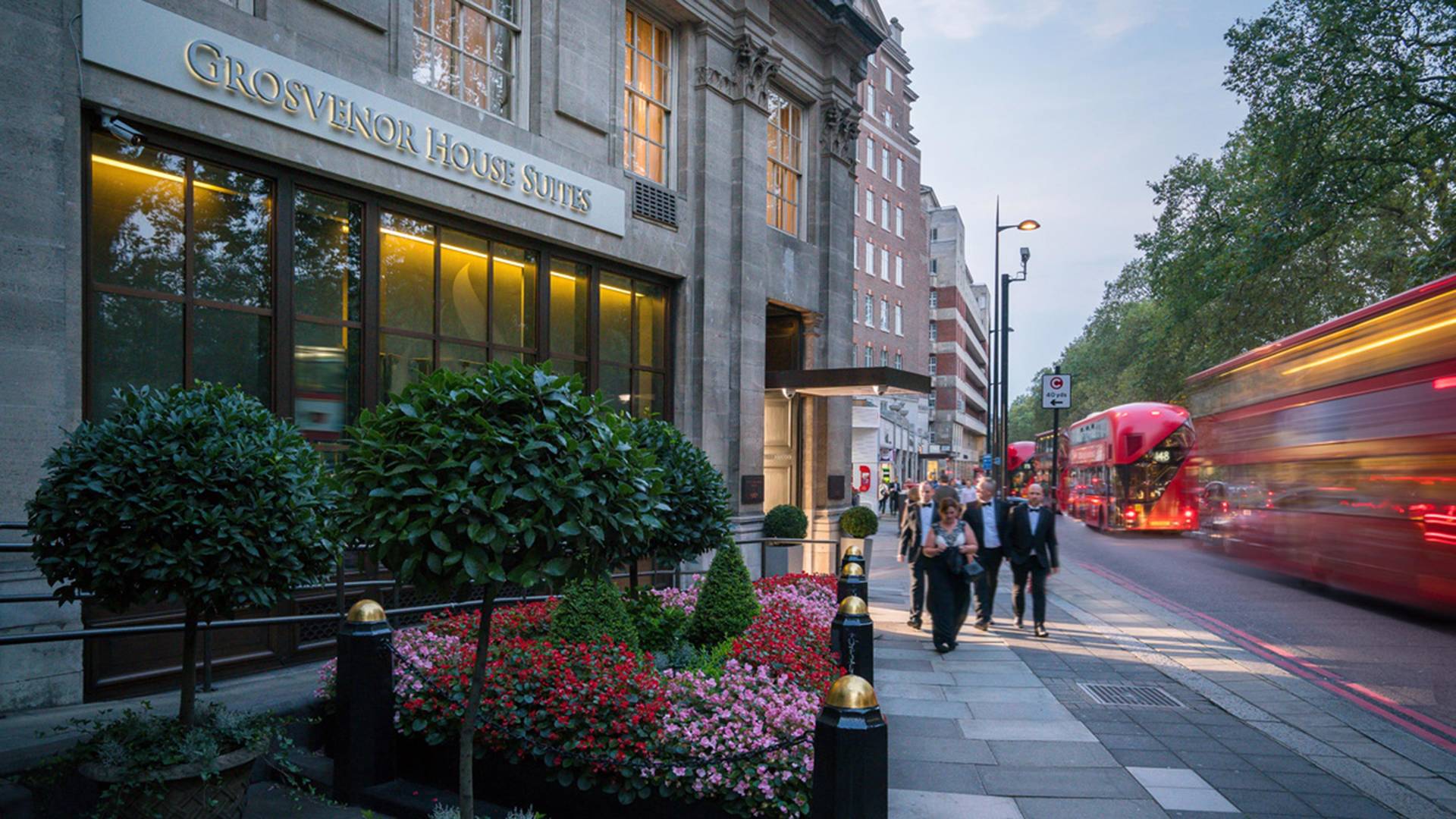 Blick auf die Nachbarstraße des Jumeirah Grosvenor Hotels in London