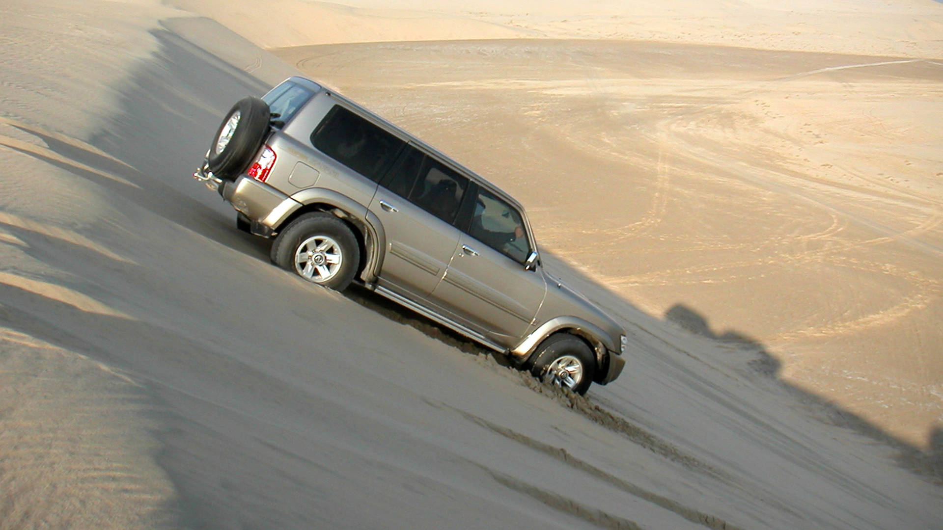 Ein Allradfahrzeug in der Wüste des Leeren Viertels im Oman