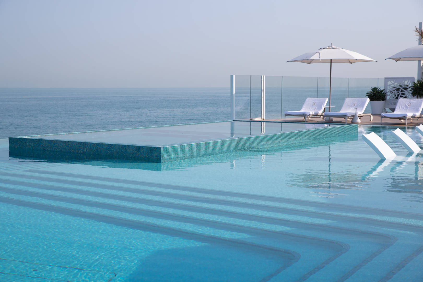Jumeirah Burj Al Arab Terrasse und Infinity-Pool mit Blick auf das Meer