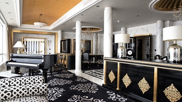 Гостиная в стиле Версаче в люксе Presidential в отеле Jumeirah Emirates Towers