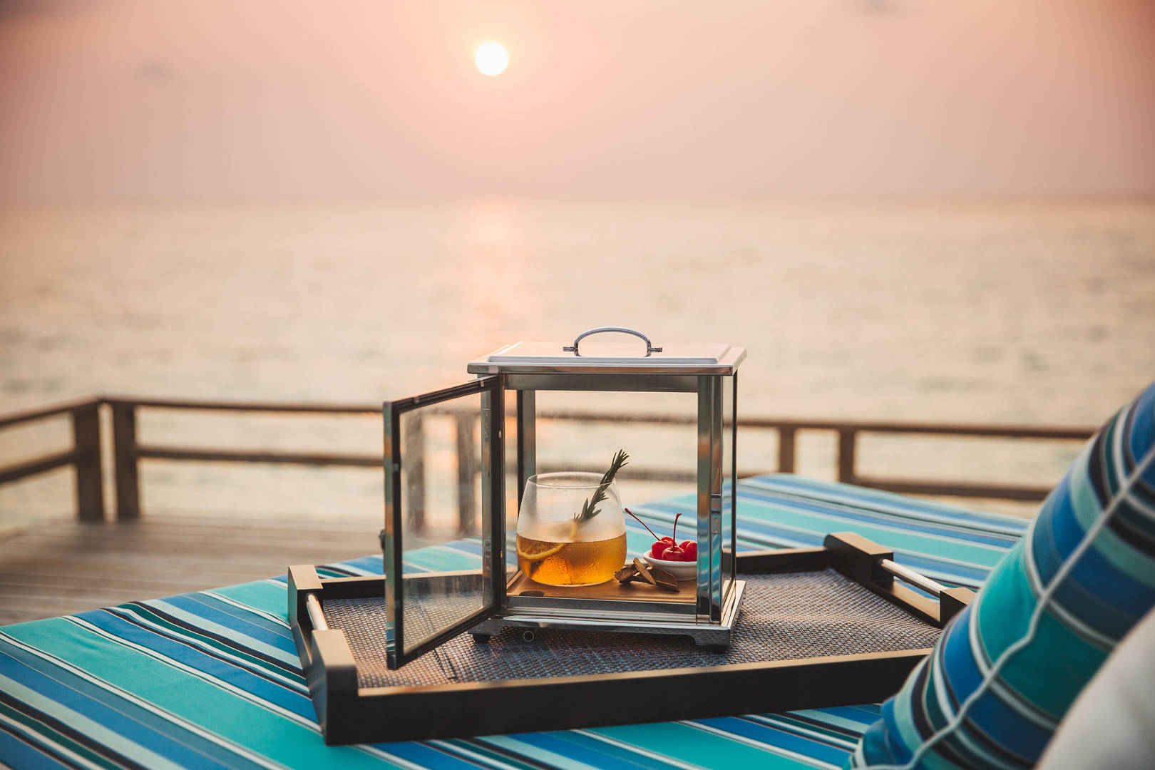 Jumeirah Vittaveli Cocktails am Strand