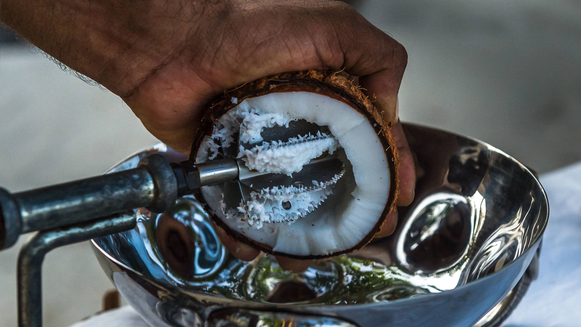 opening coconut maldivian coconut oil